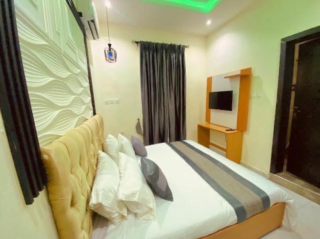 West Wing Hotel Lagos Esterno foto