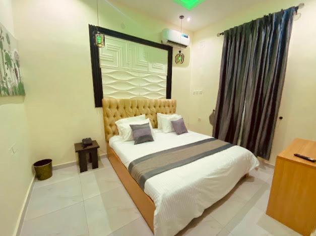West Wing Hotel Lagos Esterno foto